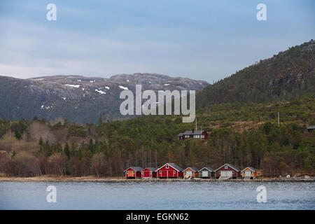 Traditionelle norwegische kleines Fischerdorf mit bunten Holzhäuser am Ufer des Meeres Stockfoto