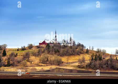 Traditionelle norwegische lutherische Kirche im kleinen Dorf auf dem Hügel Stockfoto