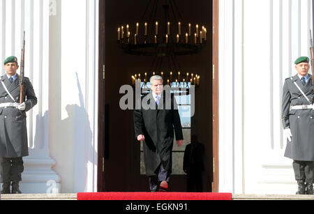 Berlin, Deutschland. 26. Februar 2015. German President Gauck (R) verlässt Schloss Bellevue um die rumänische Präsident Klaus Werner Johannis in Berlin, Deutschland, 26. Februar 2015 erhalten. Foto: WOLFGANG KUMM/Dpa/Alamy Live News Stockfoto