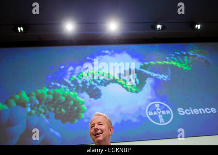 Bayer-Chef Marijn Dekkers bei der Firma Pressekonferenz zur Bilanz und GuV in Leverkusen, Deutschland, 26. Februar 2015. Bayer-Konzern präsentiert ihre Finanzergebnisse am 26. Februar 2015 in Leverkusen, Deutschland, sagen, dass ihre 2014 3426 Millionen Euro gegenüber 3189 Millionen Euro im Jahr 2013 ein Plus von 7,4 Prozent belief. Der Umsatz lag bei 42239 Millionen Euro im Vergleich zu 40157 Millionen Euro im Jahr 2013 ein Plus von 5,2 Prozent. Foto: ROLF VENNENBERND/dpa Stockfoto