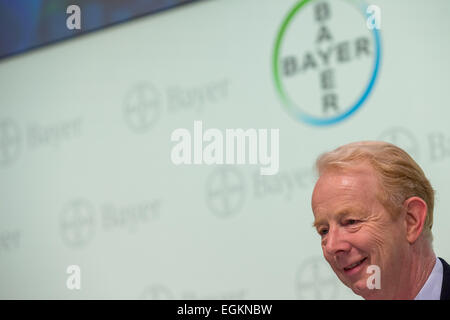 Bayer-Chef Marijn Dekkers bei der Firma Pressekonferenz zur Bilanz und GuV in Leverkusen, Deutschland, 26. Februar 2015. Bayer-Konzern präsentiert ihre Finanzergebnisse am 26. Februar 2015 in Leverkusen, Deutschland, sagen, dass ihre 2014 3426 Millionen Euro gegenüber 3189 Millionen Euro im Jahr 2013 ein Plus von 7,4 Prozent belief. Der Umsatz lag bei 42239 Millionen Euro im Vergleich zu 40157 Millionen Euro im Jahr 2013 ein Plus von 5,2 Prozent. Foto: ROLF VENNENBERND/dpa Stockfoto