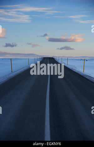 Markierungen auf der Straßenseite, hohen Schneefall Pistengebiet, Holtavorduheidi, Island Stockfoto