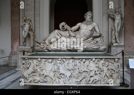 Römische Epoche. Statue eines Gottes Fluss Arno (Tigris-Fluss) liegen. 2. Jahrhundert und Linderung von Amazon Schlacht. Vatikanischen Museen. Stockfoto