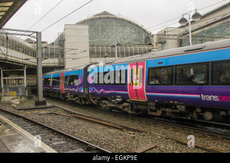 Manchester Piccadilly Station, Bild von Plattform 13/14 Stockfoto