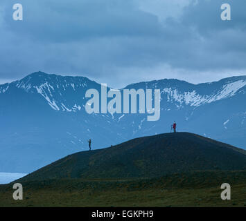 Menschen auf dem Hügel von der Jökulsárlón Glacial Lagune, Island Stockfoto