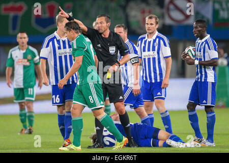 Wien, Österreich - 28. August 2014: Schiedsrichter Stéphane Laurent Lannoy (Frankreich) zeigt die gelbe Karte für Stefan Schwab (#8 schnelle) in Stockfoto