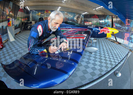 SPIELBERG, Österreich - 25. Oktober 2014: Peter Besenyei posiert mit seinem Flugzeug vor der Red Bull Air Race. Stockfoto