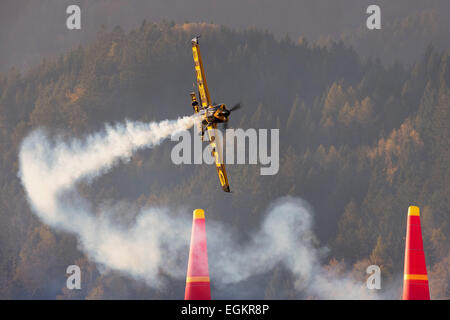 SPIELBERG, Österreich - 25. Oktober 2014: Nigel Lamb (Großbritannien) konkurriert in der Red Bull Air Race. Stockfoto