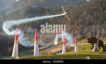 SPIELBERG, Österreich - 26. Oktober 2014: Hannes Arch (Österreich) konkurriert in der Red Bull Air Race. Stockfoto