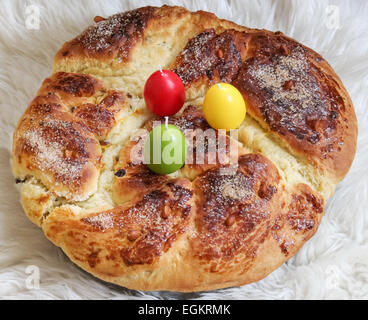 Osterkuchen mit Ei-Kerzen Stockfoto