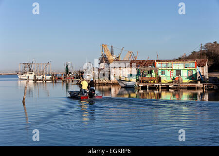 Ingleside Bay, Angeln Skiff ausgehend von Startplatz. Stockfoto