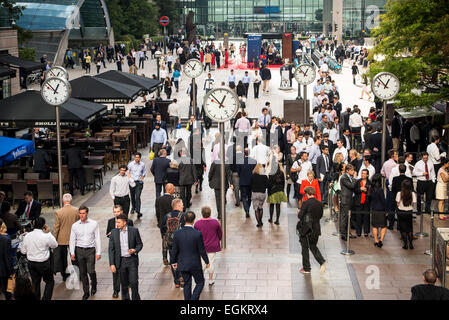 Reuters Plaza zur Mittagszeit in Canary Wharf in London beschäftigt. Stockfoto