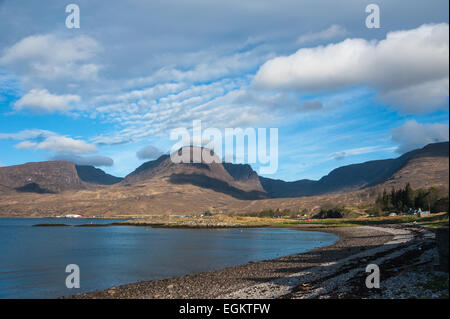 Die Hügel der Applecross Seeen über Loch Kishorn aus Achintraid Stockfoto