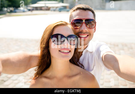 lächelnde paar Sonnenbrille Selfie machen Stockfoto