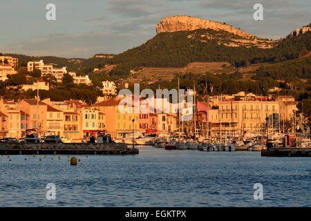 Sonnenuntergang am Hafen von Cassis, Frankreich Coucher de Soleil Sur l'Entrée du port de Cassis, Frankreich Stockfoto