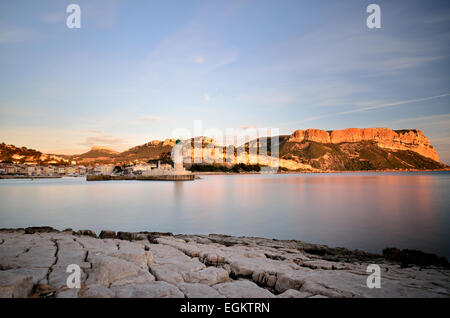 Sonnenuntergang am Hafen von Cassis, Frankreich Coucher de Soleil Sur l'Entrée du port de Cassis, Frankreich Stockfoto