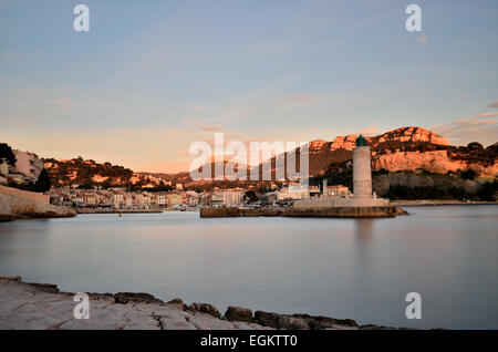 Sonnenuntergang am Hafen von Cassis, Frankreich Coucher de Soleil Sur l'Entrée du port de Cassis, Frankreich Stockfoto