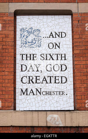 UND AUF DEN SECHSTEN TAG GOTT MANCHESTER ERSTELLT.  Mosaik von Mark Kennedy über Afflecks Palace. Northern Quarter. Manchester. Stockfoto