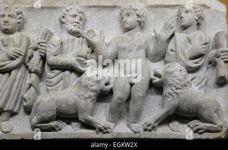 Frühe christliche Kunst. Römischer Zeit. Fragmente der Sarkophag Deckel und Fronten. 4. Jahrhundert N.Chr.. Daniel in der Löwengrube. Vatikan M. Stockfoto