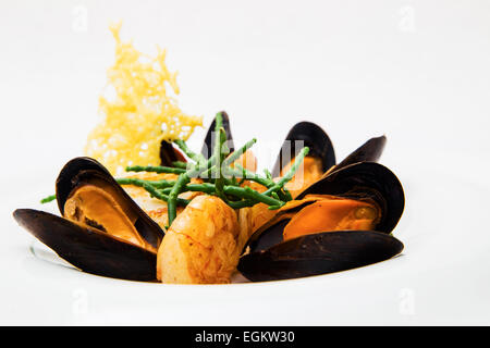 Muscheln und Garnelen Vorspeise Teller vorbereitet in einem Restaurant, isoliert auf weiße, vertikale format Stockfoto