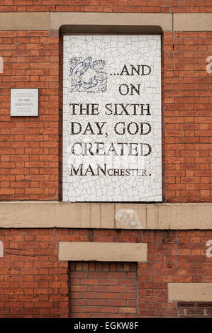 UND AUF DEN SECHSTEN TAG GOTT MANCHESTER ERSTELLT.  Mosaik von Mark Kennedy über Afflecks Palace. Northern Quarter. Manchester. Stockfoto
