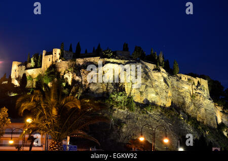 Die Cassis-Burg bei Nacht, in der südlichen Frankreich Vue de Nuit Sur le Château de Cassis Surplombant la ville Stockfoto