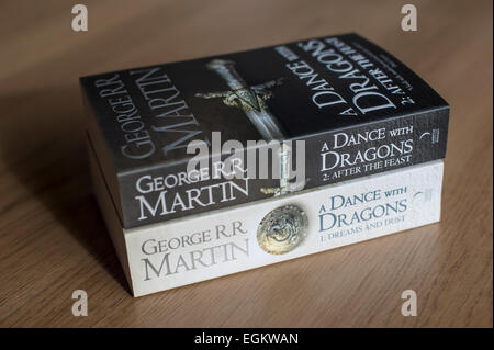 Ein Tanz mit Drachen-Bände 1 & 2. George RR Martin. Stockfoto