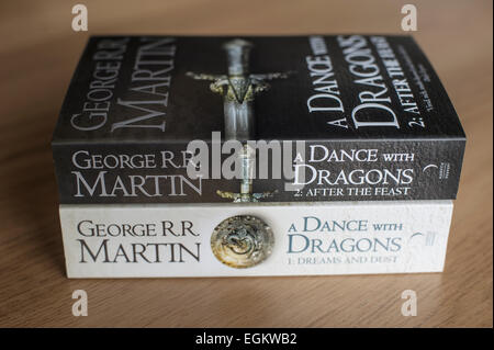 Ein Tanz mit Drachen-Bände 1 & 2. George RR Martin. Stockfoto