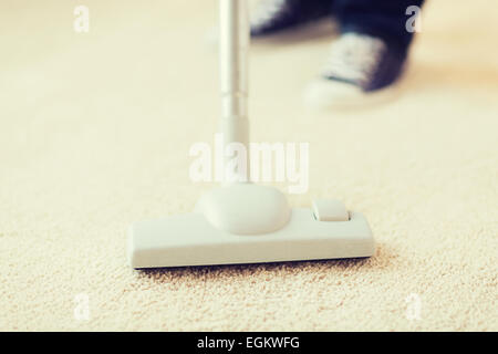 Nahaufnahme eines männlichen Staubsaugen Teppich Stockfoto