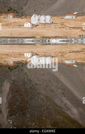 Bauernhäuser und Reflexionen an Eystrahorn, South East Island im Februar Stockfoto