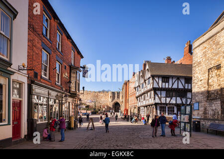 Einen Blick auf das Zentrum von Lincoln, Lincolnshire, England, UK, mit Burgberg und Exchequergate, die Magna Carta Wirtshaus... Stockfoto