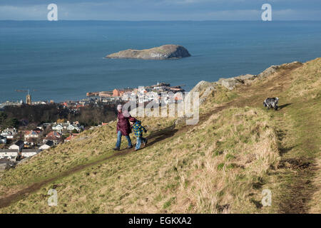 Mutter und Sohn zu Fuß hinunter Berwick Law, North Berwick Stockfoto