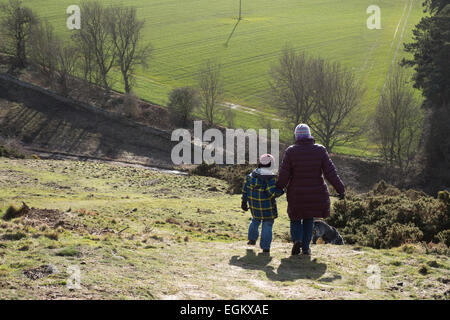 Mutter und Sohn zu Fuß hinunter Berwick Law, North Berwick Stockfoto