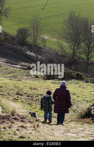 Mutter und Sohn zu Fuß hinunter Berwick Law, North Berwick Stockfoto