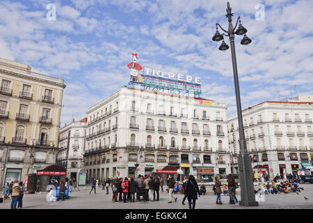 Die Puerta del Sol Platz,, Gebäude mit Tio Pepe González Byass Leuchtreklame, ein nationales kulturelles Symbol, Madrid, Spanien. Stockfoto