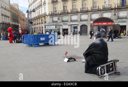 Straßenkünstler Charlie Chaplin am Platz Puerta del Sol, Madrid, Spanien. Stockfoto