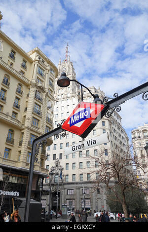 Vintage Metro-Schild am Eingang Gran Via u-Bahn, die Telefónica Gebäude, Wolkenkratzer, im Hintergrund Madrid, Spanien. Stockfoto