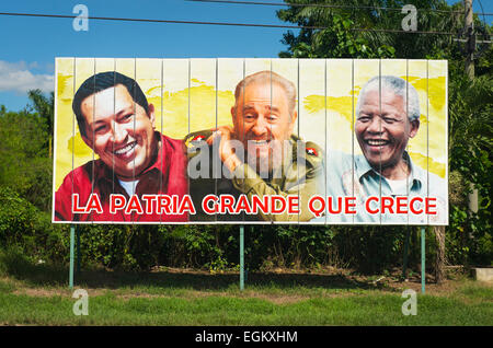 Kuba-Cienfuegos Region politischen Plakat zeigt Hugo Chávez, Fidel Castro & Nelson Mandela La Patria Grande Que Crece Stockfoto