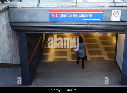 Frau am Eingang der u-Bahn Banco de España, Madrid, Spanien. Stockfoto