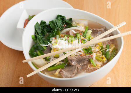 Pho Style Suppe mit Rindfleisch Stockfoto
