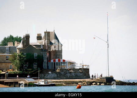 AJAXNETPHOTO - COWES, ISLE OF WIGHT, ENGLAND. -SEGELN MEKKA - DER ROYAL YACHT SQUADRON. FOTO: JONATHAN EASTLAND/AJAX REF: 553602 8 Stockfoto