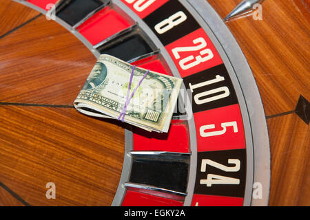 Den Haufen von Dollar-Noten auf das Roulette. Stockfoto