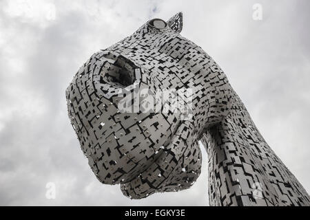 Ein Blick auf einen der Kelpie Pferd Skulpturen in der Nähe von Falkirk in Schottland. Dieses Bild wurde unter eines der Pferde entnommen. Stockfoto