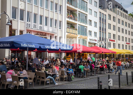 Besucher genießen Lieferservice in Bars und Restaurants, die die Flussfront in Köln, Deutschland Stockfoto
