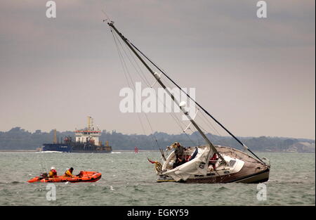 AJAXNETPHOTO - SEPT. 2009. SOUTHAMPTON, ENGLAND - YACHT AUF GRUND GELAUFEN - CALSHOT RNLI RIB BESUCHT YACHT IN DER NÄHE VON HAMBLE PUNKT AUF GRUND GELAUFEN. FOTO: JONATHAN EASTLAND/AJAX REF: 91609 3058 Stockfoto