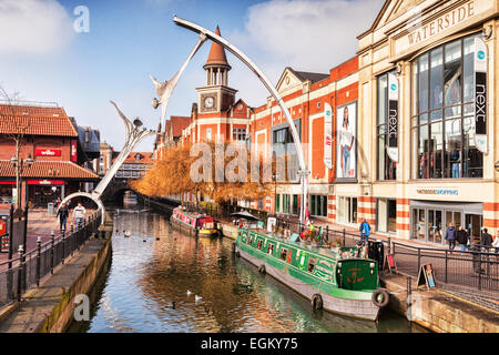 Am Ufer Shopping Centre und dem Fluss Witham, Lincoln, Lincolnshire, England, Vereinigtes Königreich, an einem sonnigen Wintertag. Stockfoto