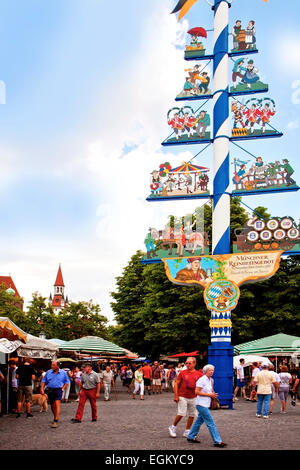 MÜNCHEN, DEUTSCHLAND; lokalen Kunden und Touristen in der Nähe der Mai Pol Wahrzeichen der Viktualienmarkt, Markt der Food & Köstlichkeiten unter freiem Himmel Stockfoto