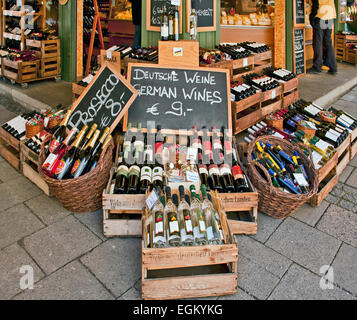 Gourmet-Essen und Wein Shop bietet lokale und internationale Spezialitäten am Viktualienmarkt in München Zentrum. Stockfoto