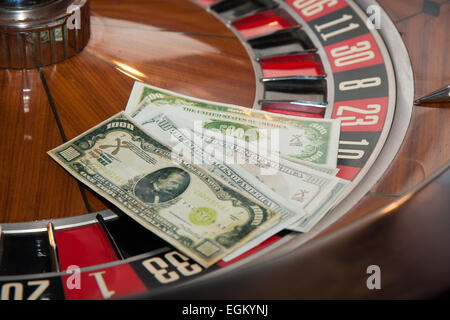 Den Haufen von Dollar-Noten auf das Roulette. Stockfoto