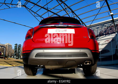 Neue Fiat 500 X außerhalb der Fiat Mirafiori Motorvillage in Turin (Italien). Stockfoto